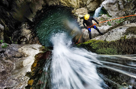 Canyoning Sportivtour - Tiefe Schluchten, rauschende Wasserfälle und Natur pur – diesen Canyoning Touren kann nichts das Wasser reichen. in Schneiz und weitere Orte! Canyoning online kaufen