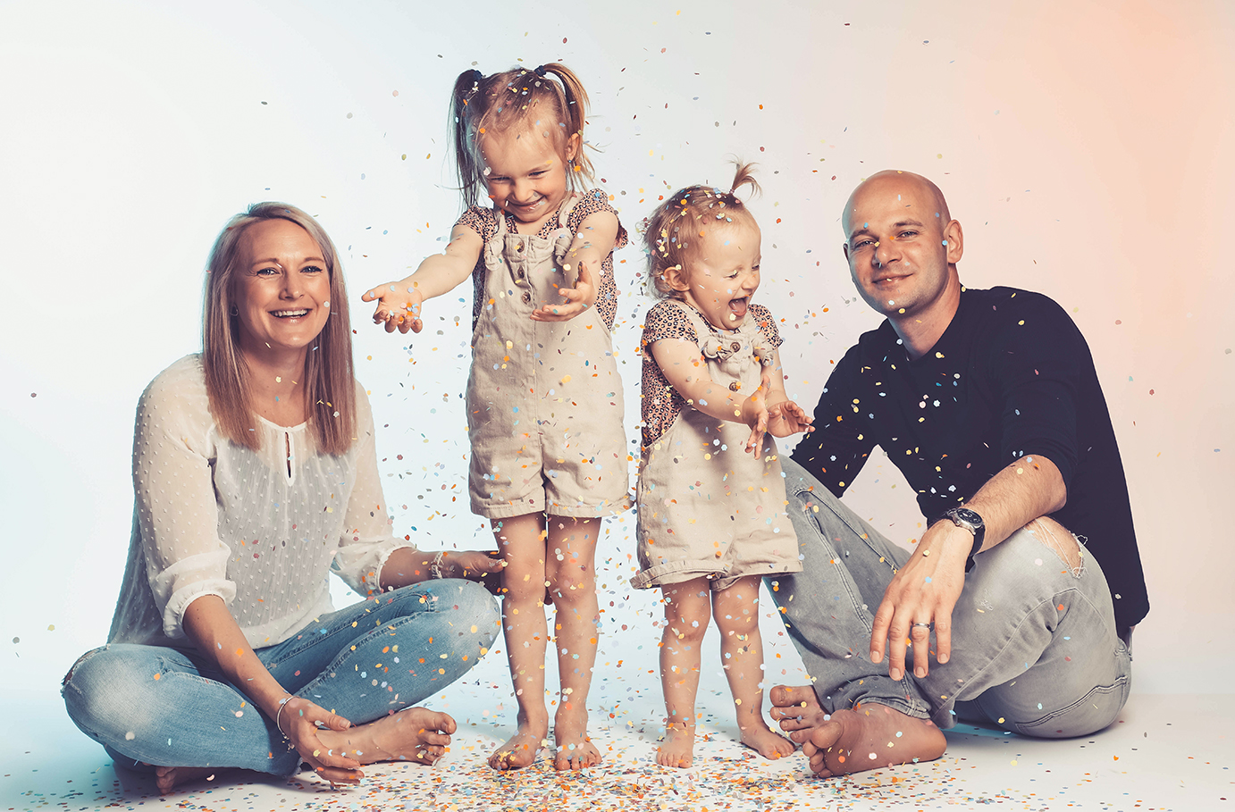Familien Fotoshooting - Von Generation zu Generation: Lächeln für die Memoiren in Berlin (Alexa),Münster (Innenstadt),Frankfurt am Main (Berger Str und weitere Orte! Familien-Fotoshooting online kaufen