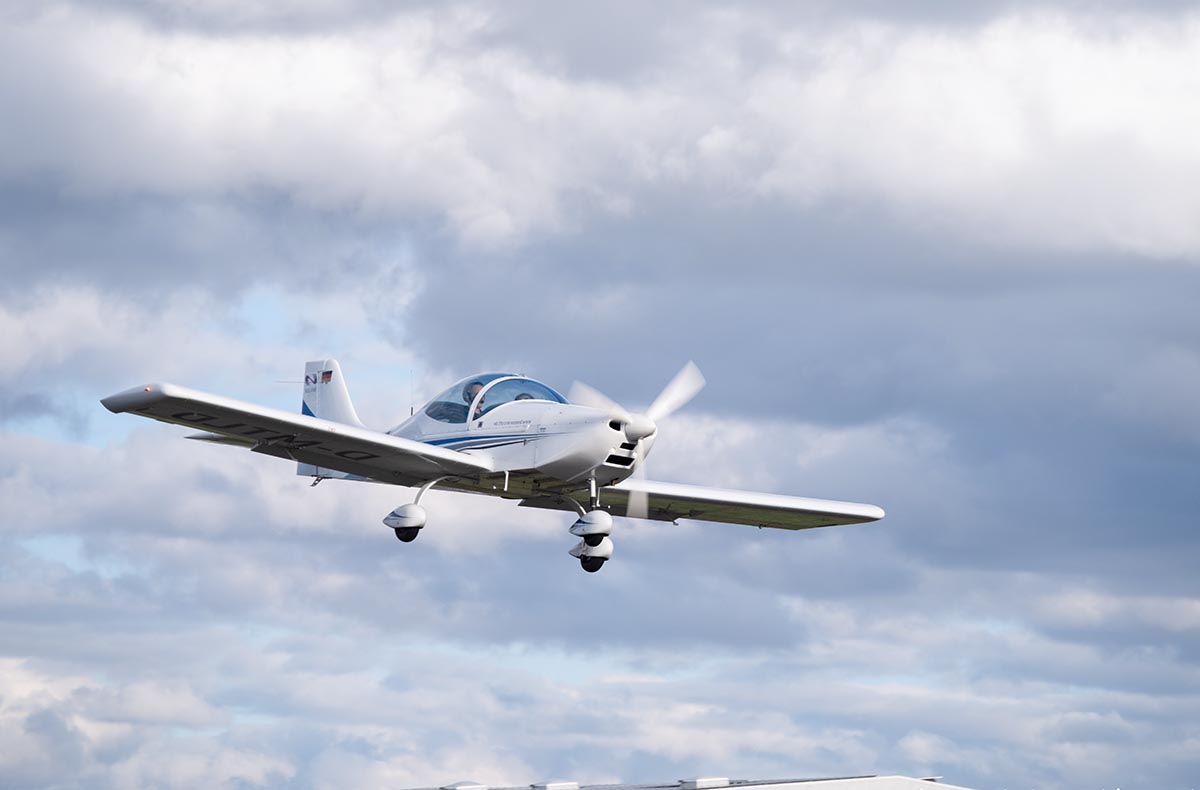 Flugzeug selber fliegen Sankt Augustin - Abheben statt Zuschauen – Werde Pilot für einen Tag! Abenteuer und Action-Erlebnisse online kaufen Flugzeug selber fliegen Sankt Augustin - Abheben statt Zuschauen – Werde Pilot für einen Tag! Abenteuer und Action-Erlebnisse online kaufen