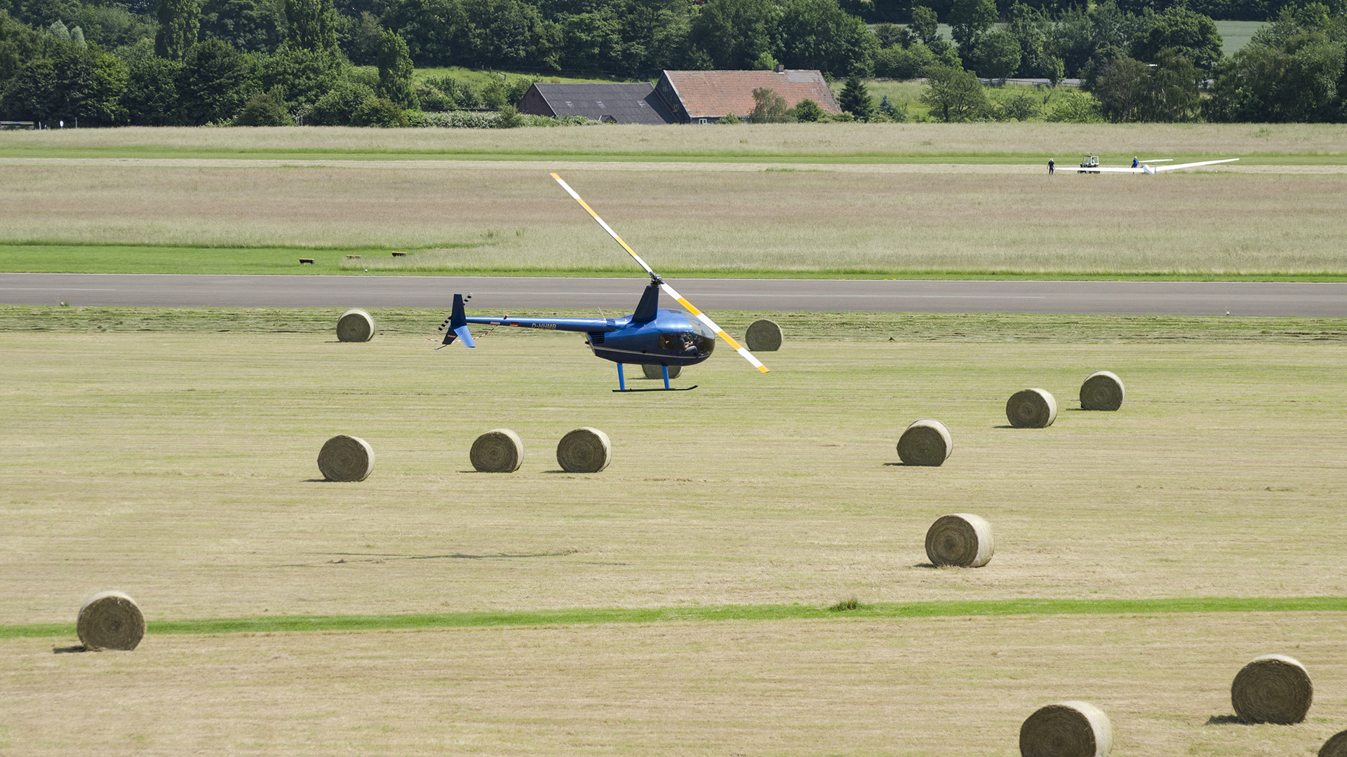 Hubschrauber selber fliegen Trebbin (20 Min.) - Himmlisches Abenteuer: Steuere deinen eigenen Helikopter! Abenteuer und Action-Erlebnisse online kaufen Hubschrauber selber fliegen Trebbin (20 Min.) - Himmlisches Abenteuer: Steuere deinen eigenen Helikopter! Abenteuer und Action-Erlebnisse online kaufen