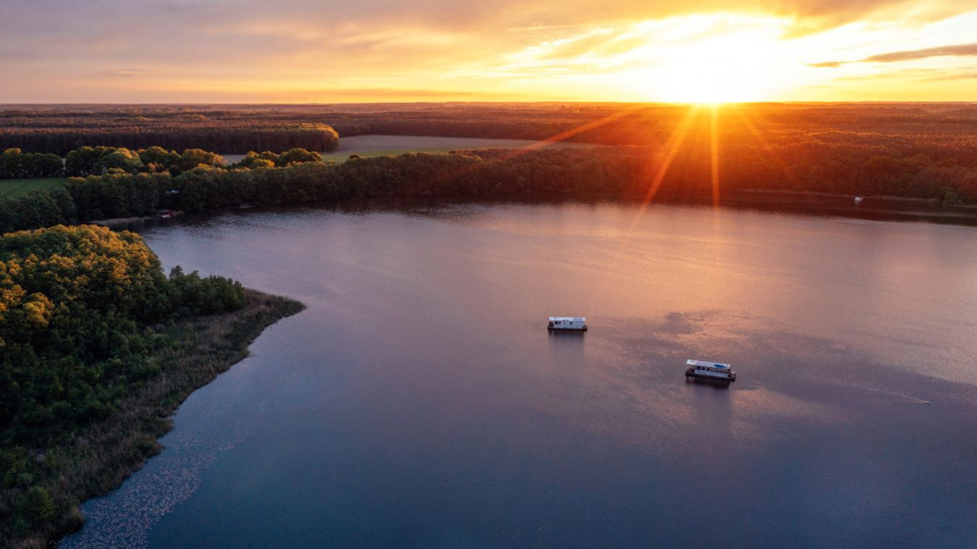 Kajütboot-Kurzurlaub für 2 - Nehmt Kurs auf euren romantischen Kurzurlaub! in Rechlin Abenteuer und Action-Erlebnisse online kaufen