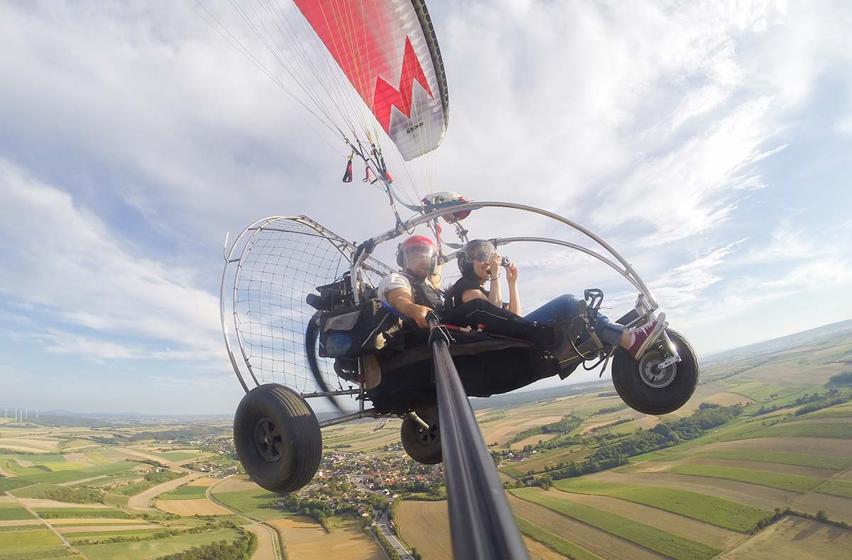 Motorgleitschirm fliegen Gaweinstal (1 Std.) - Abheben und Freiheit spüren über Gaweinstal Abenteuer und Action-Erlebnisse online kaufen