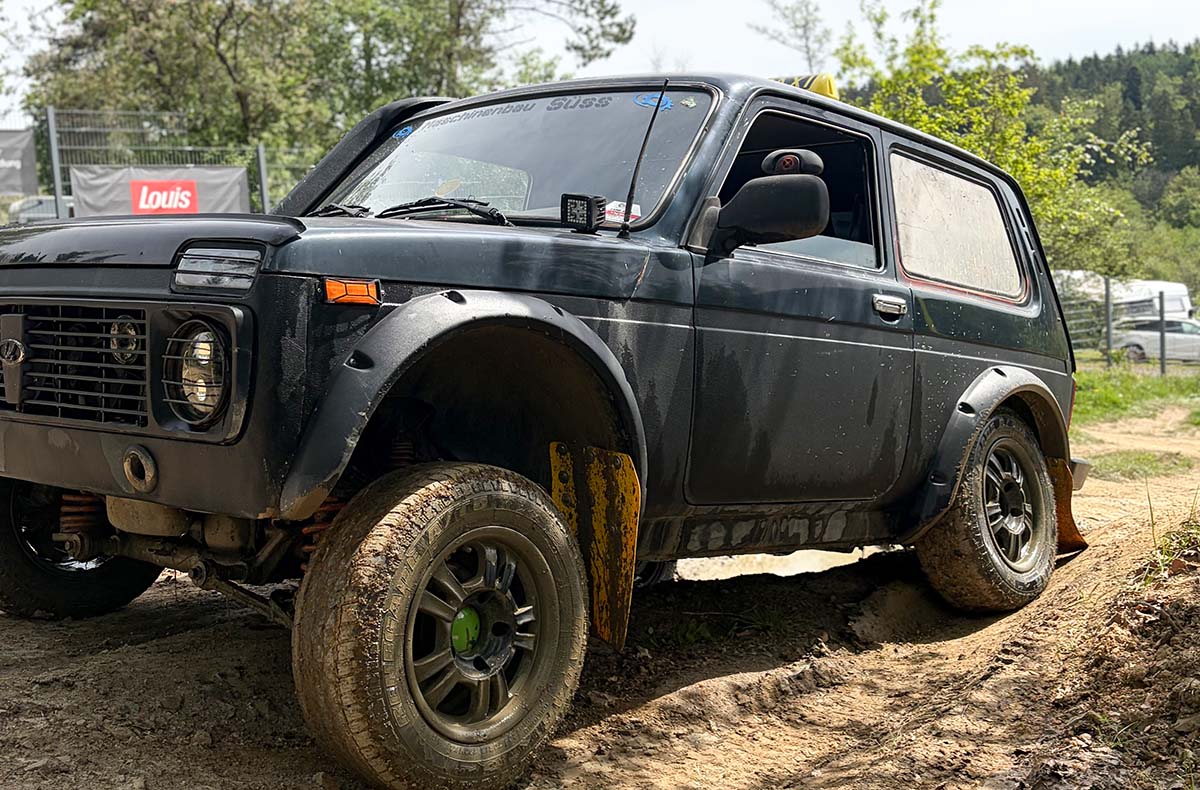 Offroad-Renntaxi am Nürburgring im LADA - Dein Offroad Abenteuer Nürburgring in Müllenbach Fahrspaß & Motorsport online kaufen