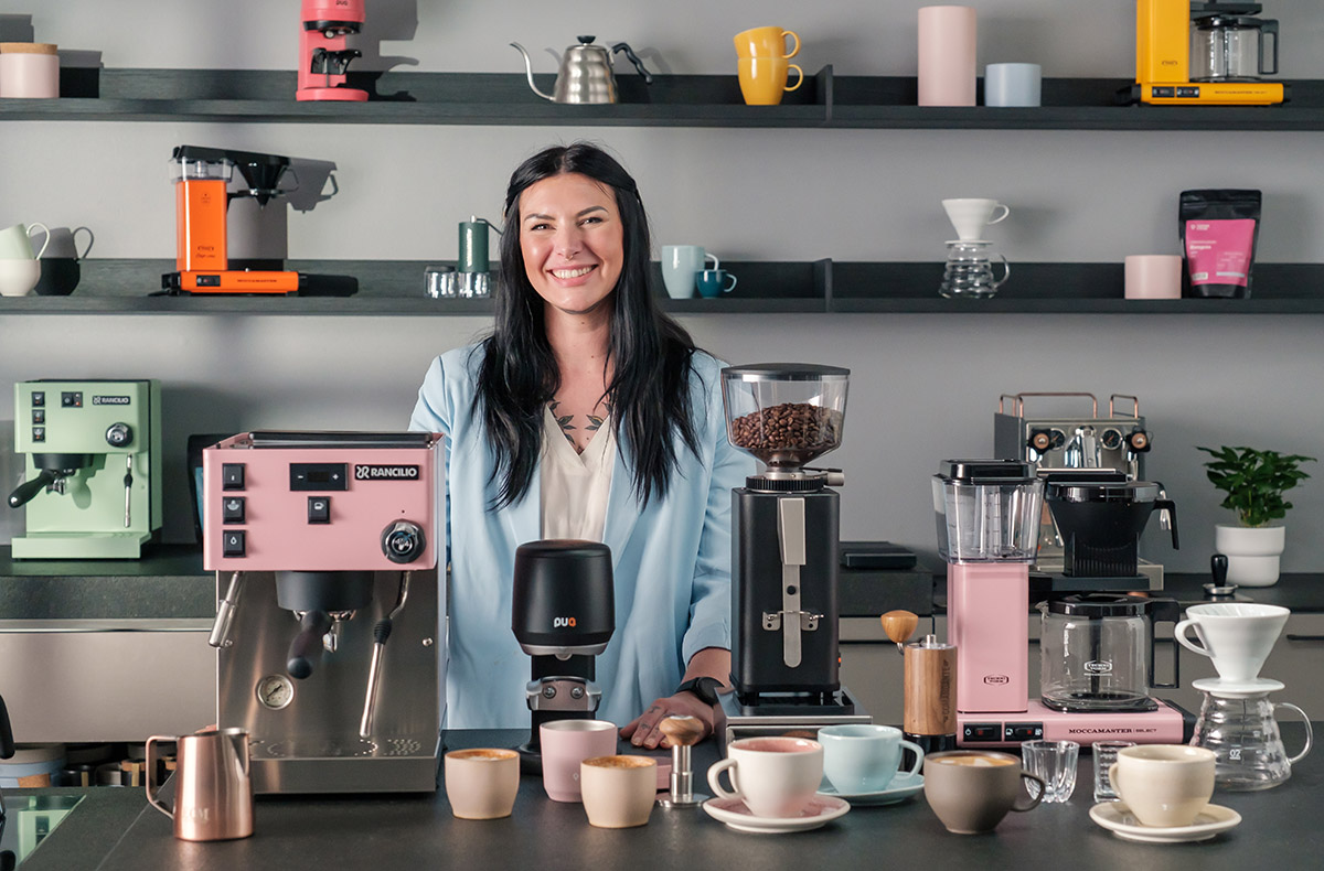 Online Baristakurs mit Nicole Battefeld - Online Baristakurs mit Nicole Battefeld (Onlinekurs) Kochkurse online kaufen Online Baristakurs mit Nicole Battefeld - Online Baristakurs mit Nicole Battefeld (Onlinekurs) Kochkurse online kaufen