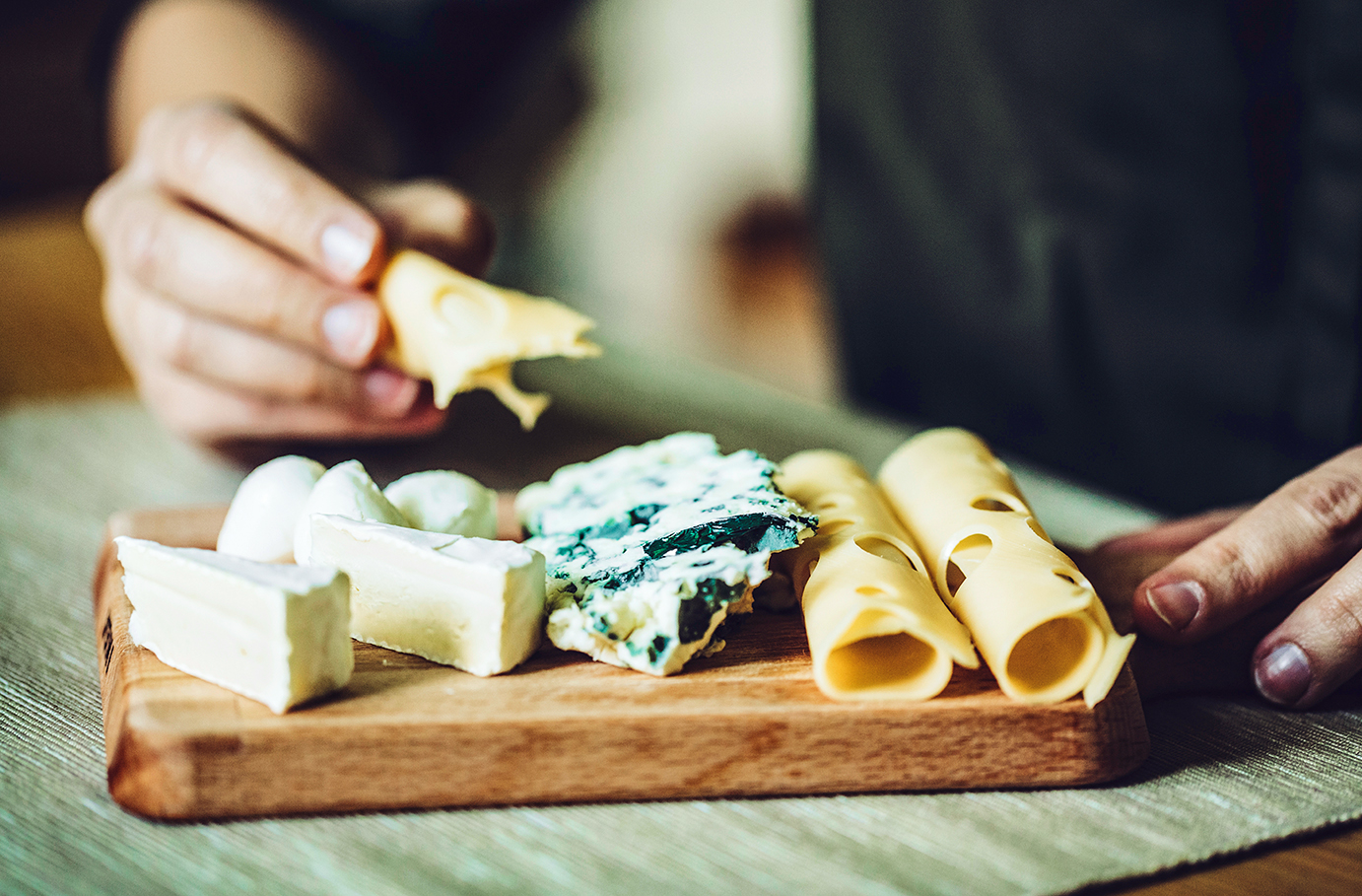 Online Käseverkostung für 2 - Hier kommt jeder Dreikäsehoch auf seine Kosten (Onlinekurs) Käse-Tastings online kaufen Online Käseverkostung für 2 - Hier kommt jeder Dreikäsehoch auf seine Kosten (Onlinekurs) Käse-Tastings online kaufen