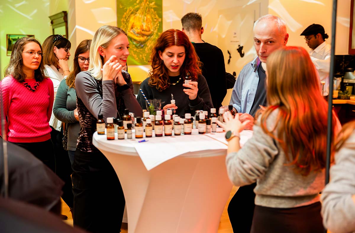 Parfum Workshop und Party inklusive Drinks Wien Basteln und Kreativworkshops online kaufen Parfum Workshop und Party inklusive Drinks Wien Basteln und Kreativworkshops online kaufen