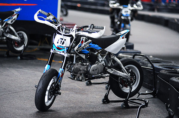 Pitbike Training - Teste beim Pitbike Training die Grenzen der Physik in Kaufbeuren Fahrspaß & Motorsport online kaufen Pitbike Training - Teste beim Pitbike Training die Grenzen der Physik in Kaufbeuren Fahrspaß & Motorsport online kaufen