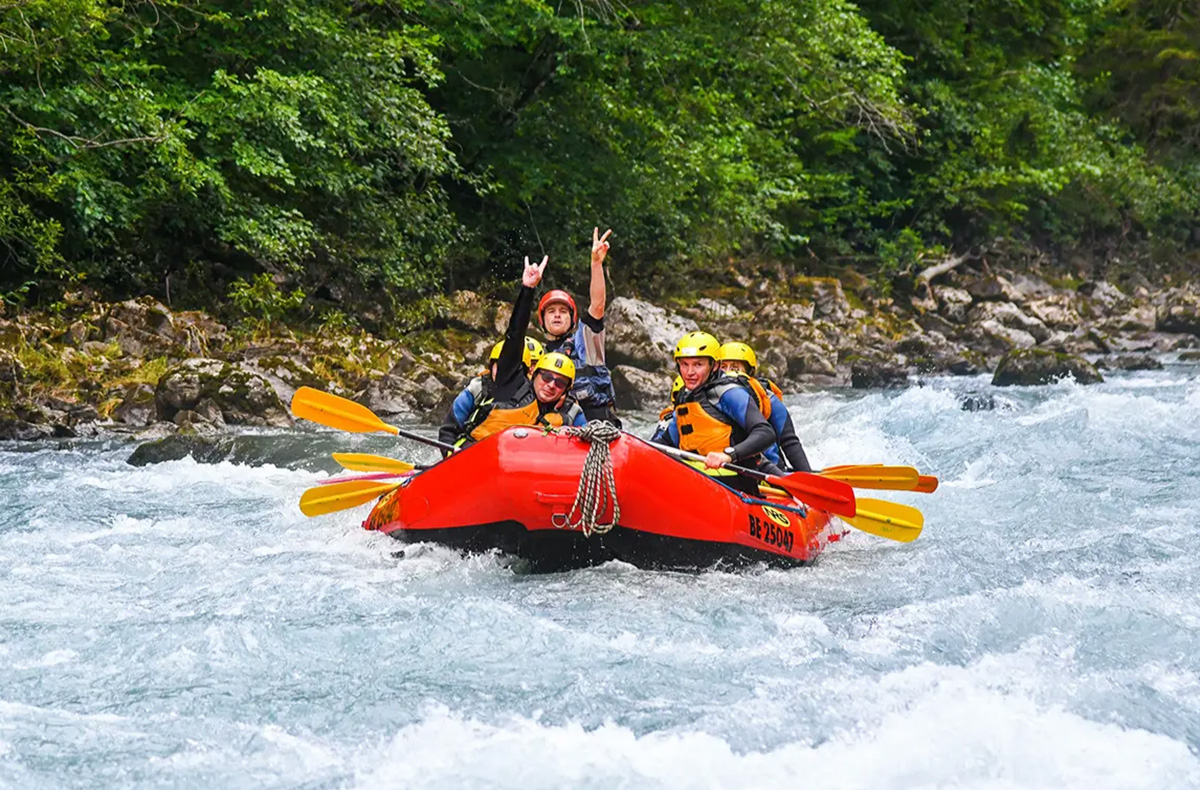 Rafting Tour Interlaken - Spüre die Kraft der Simme-Wellen! in Wilderswil Rafting online kaufen
