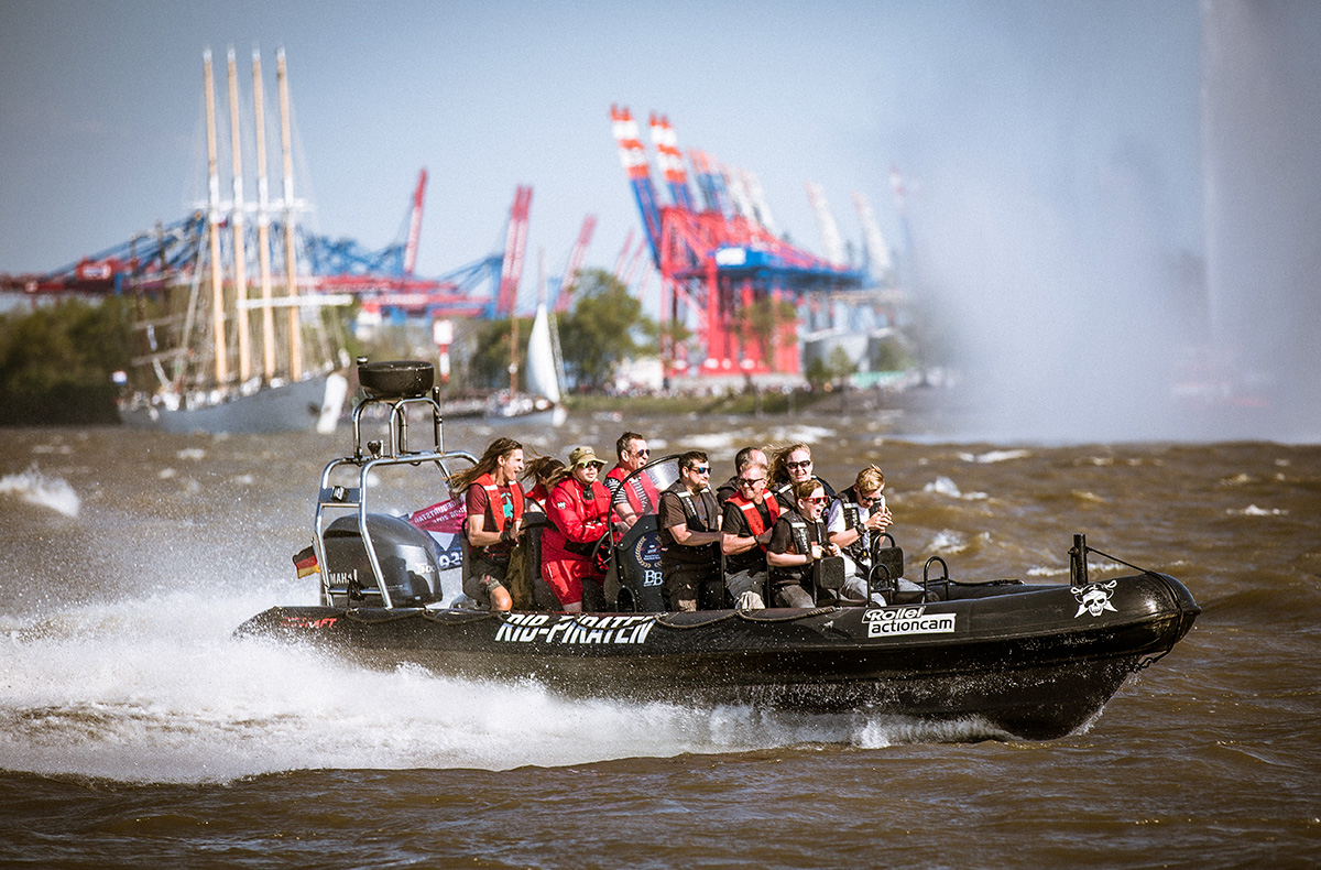 RIB Speedboat fahren in Hamburg (75 Min.) - Im Rausch der Geschwindigkeit! Abenteuer und Action-Erlebnisse online kaufen RIB Speedboat fahren in Hamburg (75 Min.) - Im Rausch der Geschwindigkeit! Abenteuer und Action-Erlebnisse online kaufen