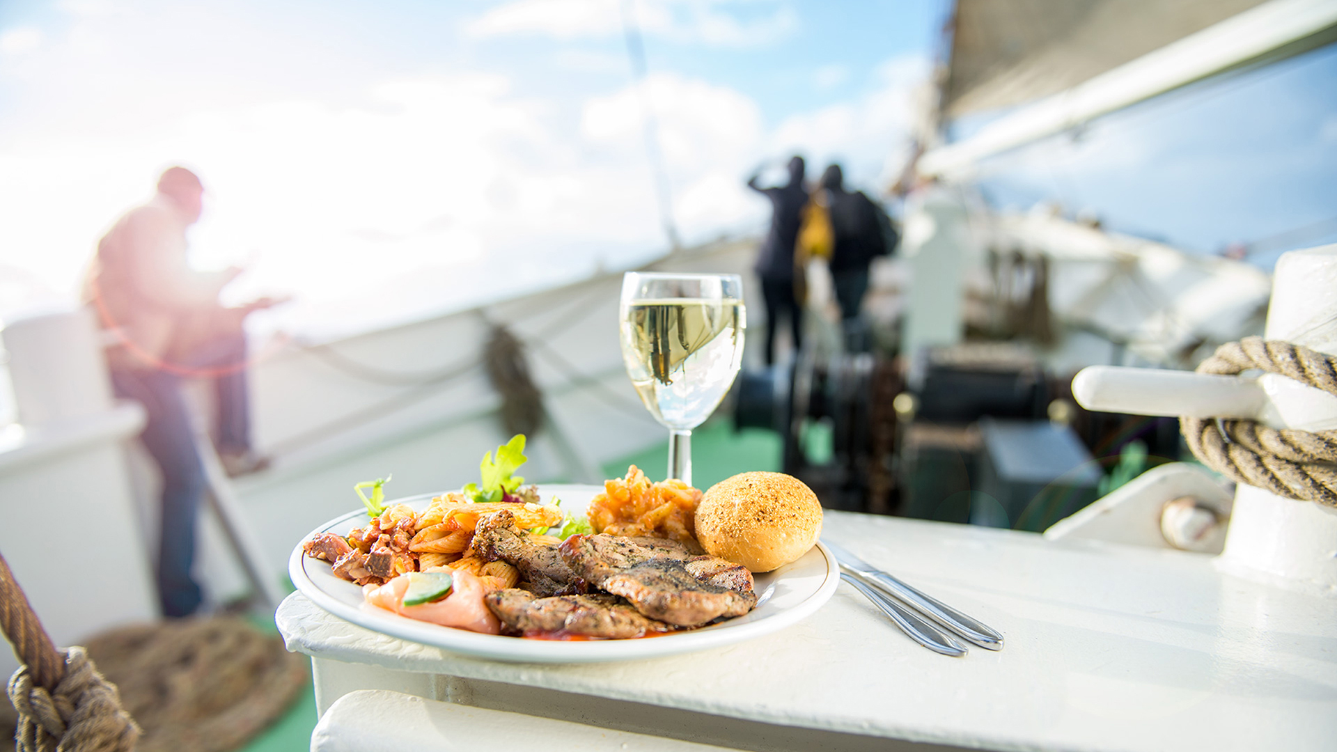 Segeln Hamburg mit Brunch (Nebensaison) - Hamburg: Segeln und Brunch genießen! Segeln Produktbild Segeln Hamburg mit Brunch (Nebensaison) - Hamburg: Segeln und Brunch genießen! Segeln Produktbild