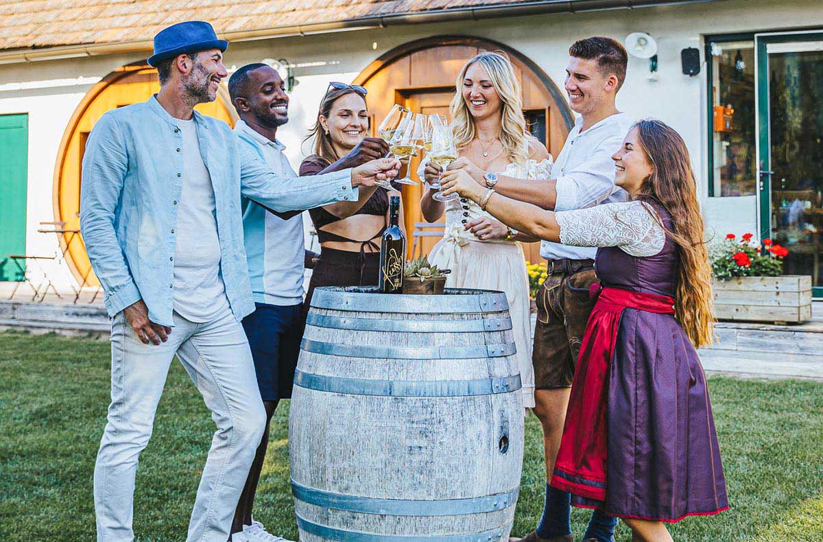 Urlaub mit Freunden im Weinfass mit Wellness Grub an der March Außergewöhnliche Übernachtung online kaufen Urlaub mit Freunden im Weinfass mit Wellness Grub an der March Außergewöhnliche Übernachtung online kaufen