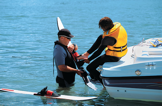 Wasserski fahren am Boot oder Jetski - Reiten Sie auf der Bugwelle! in Bad Abbach Abenteuer und Action-Erlebnisse online kaufen