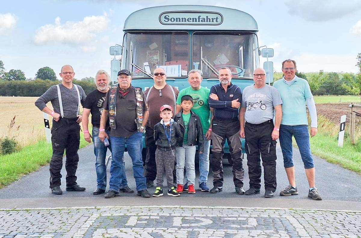 Weintour mit Oldtimerbus für 4 Rostock (4 Std.) Erlebnisdinner online kaufen